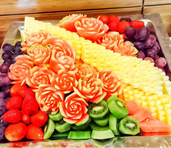 色鮮やかなスイーツと芸術的なフルーツカービング